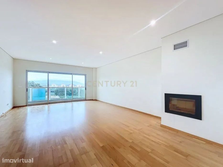 T2 Duplex com 2 Suítes | Último Piso | Garagem Box para 2 Viaturas | P