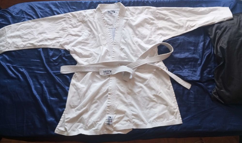 2 Kimonos de Karate  - 7,5 oz - 195 cm (Cada equipamento completo 30€, os dois 60€)