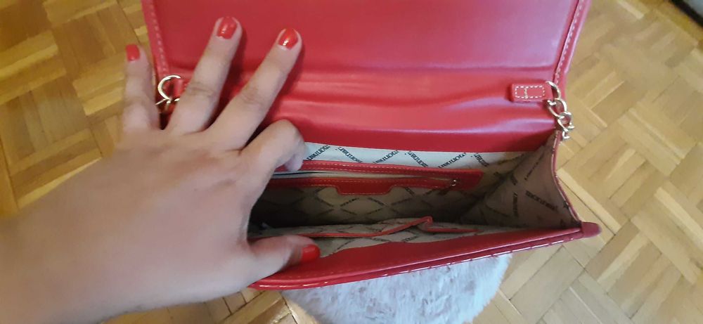 Czerwona torebka listonoszka lakierowana Monnari