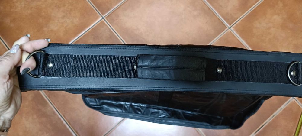 Mala em Pele preta para transportar fatos.