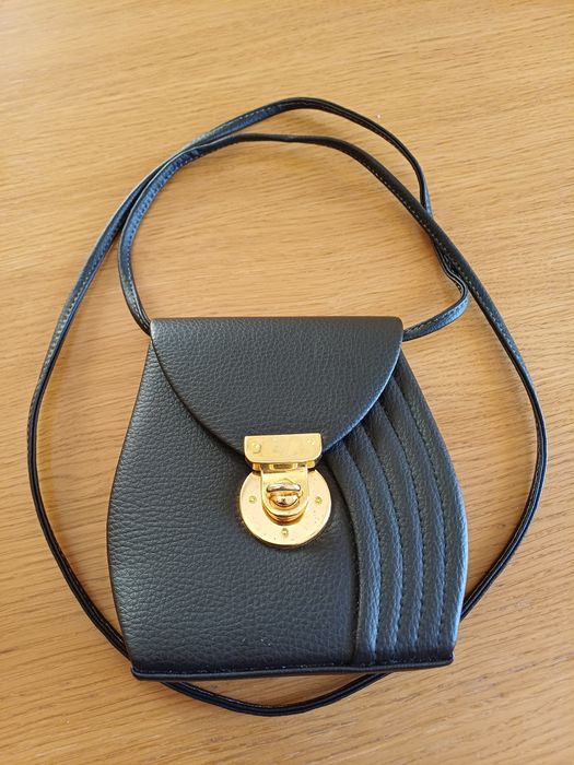 Mala tiracolo com fecho dourado