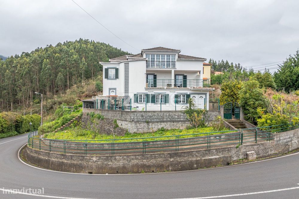 Moradia T3+1 em Santa Cruz — Luz Natural, espaço e Tranquilidade