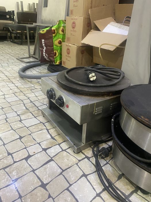 2 de lavar loiça industriais + 4 maquinas de Crepes