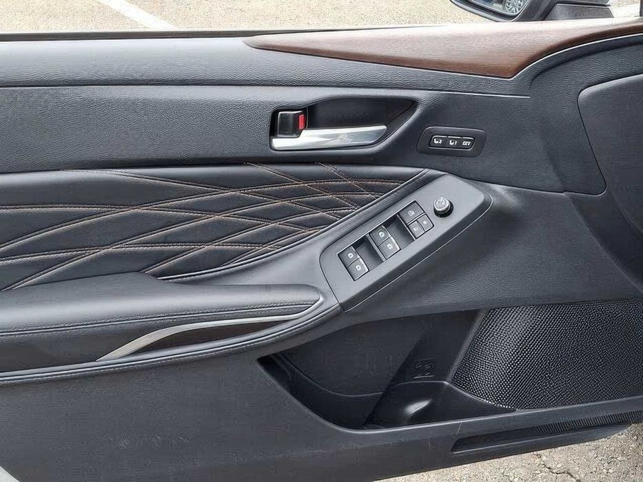 Toyota Avalon Hybrid XLE      2021