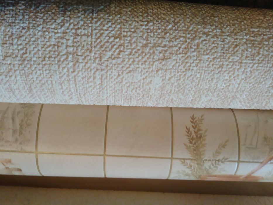 Большой рулон и остатки обоев