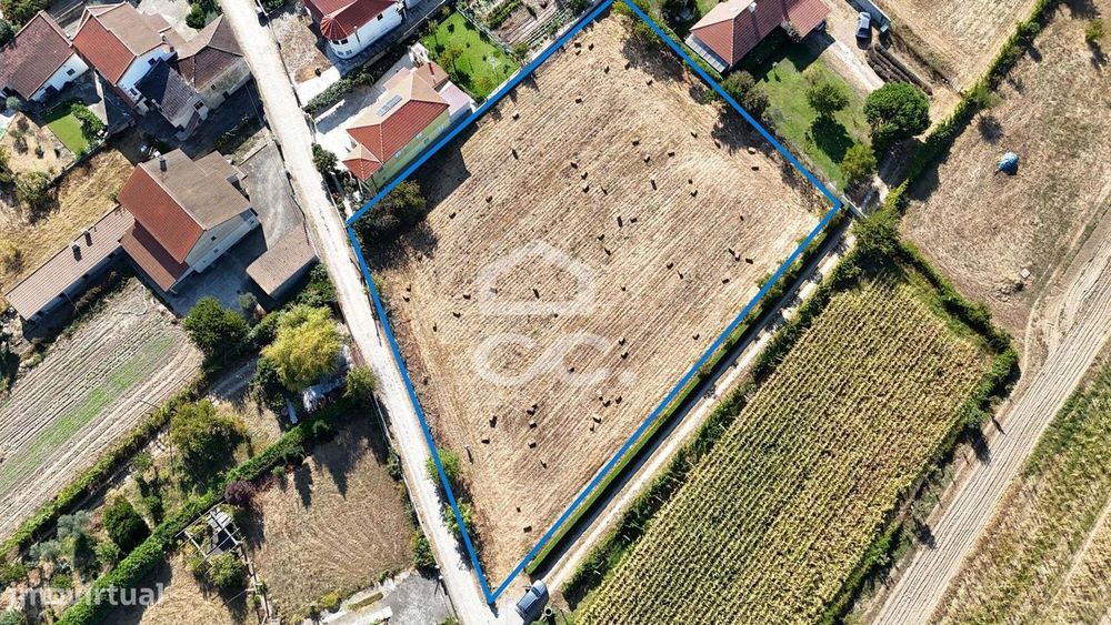 Terreno rústico de 3.693 m² murado e plano na periferia de Chaves