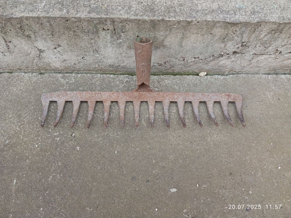 Лопати Граблі Лопата