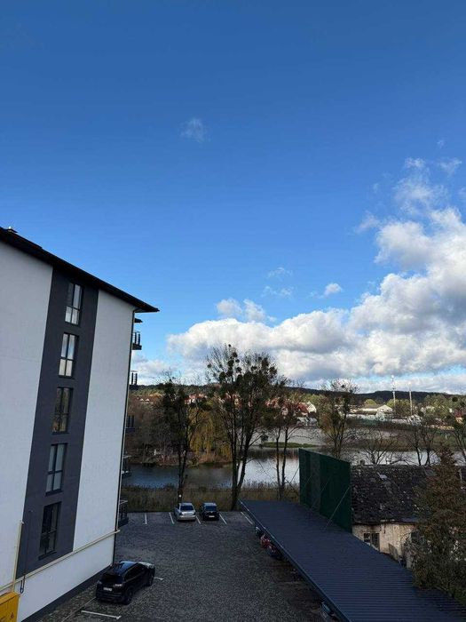 Продаж котеджу по ЄВідновлення в Брюховичах, з виглядом на озеро.