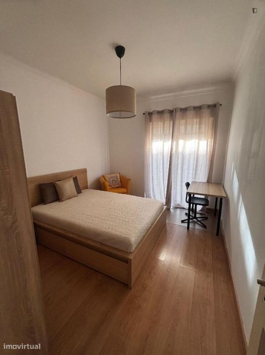 Quarto - localizado em Amadora Lisbon
