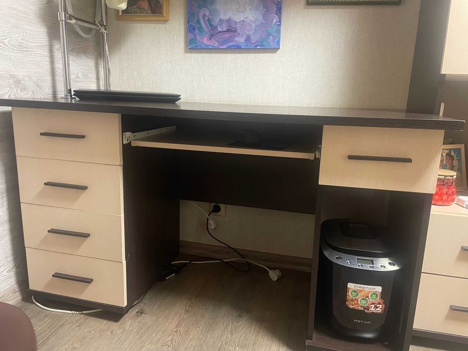 Стіл письмовий з двома тумбами і подвісна шафа над ним