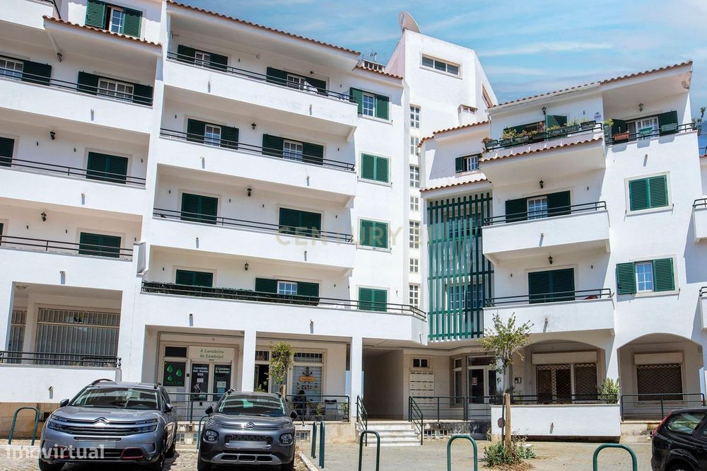 Oportunidade de Investimento no Zambujal: Loja Comercial com Excelente