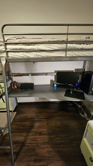 Łóżko piętrowe IKEA SVÄRTA z biurkiem / blatem – metalowe