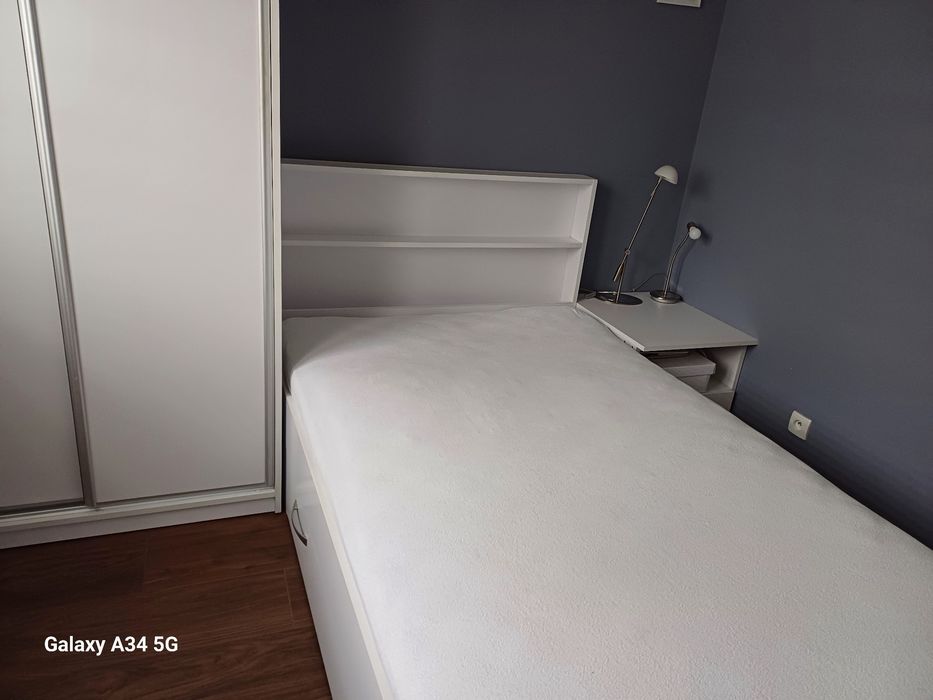 Łóżko z materacem i wysuwanym pojemnikiem