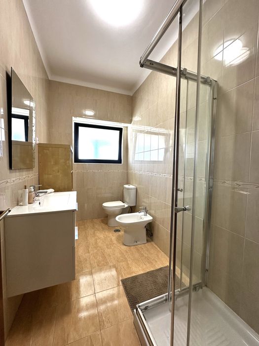 Quarto - com varanda, boa localização, equipado