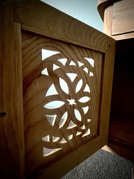 Bardzo ciekawy nakastlik na trzech nóżkach. Szafka nocna.