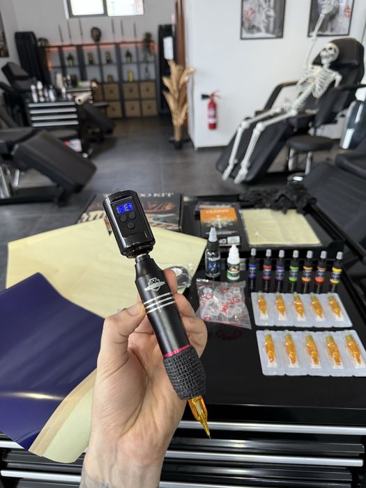 Kit Tatuagem COMPLETO Máquina Pen Sem Fios com Pele Treino, Tintas etc