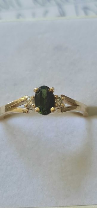 Złoty piersicionek z turmalinem i diamentami