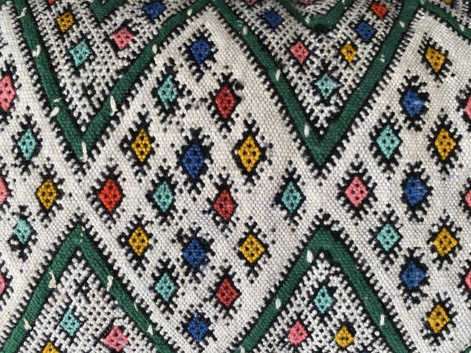 Almofada berbere bordada à mão