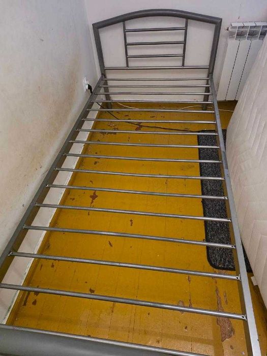 łóżko metalowe z materacem