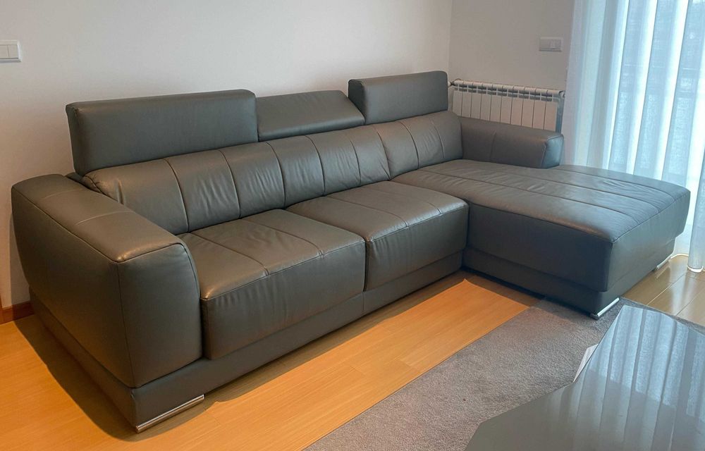 Sofá de Pele Cinza - NOVO - 3 Lugares com Chaise Longue