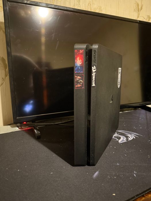 Konsol PlayStation 4