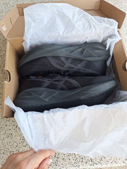 Asics Novablast 5 Preto (43,5)