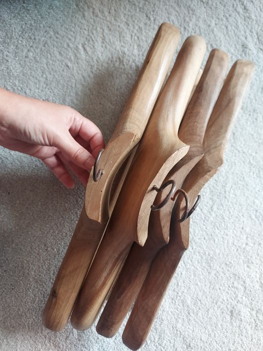 Conjunto de 4 cruzeta cabides antigos em madeira maciça