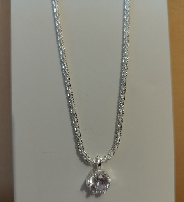 Срібний ланцюжок на подарунок.