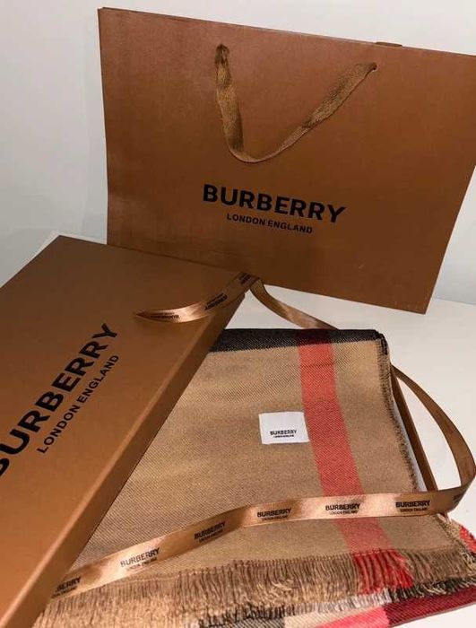 Szalik Burberry – klasyczna krata