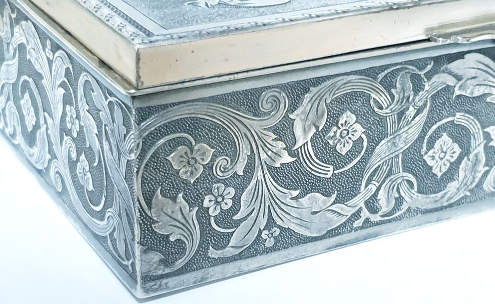 Maravilhoso antigo guarda joias francês com amorosa gravura