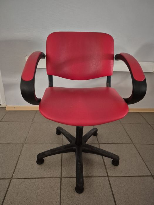 Продам кресло для парикмахеров