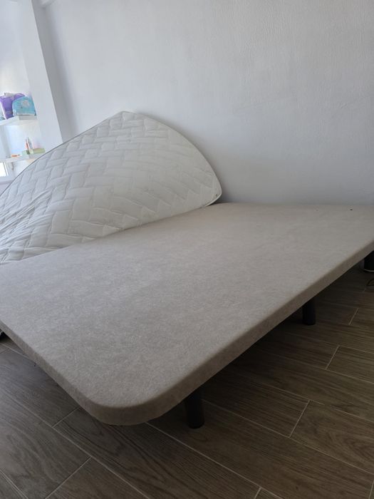 Sommier / Base de Cama Estofada com Pés – Bom Estado