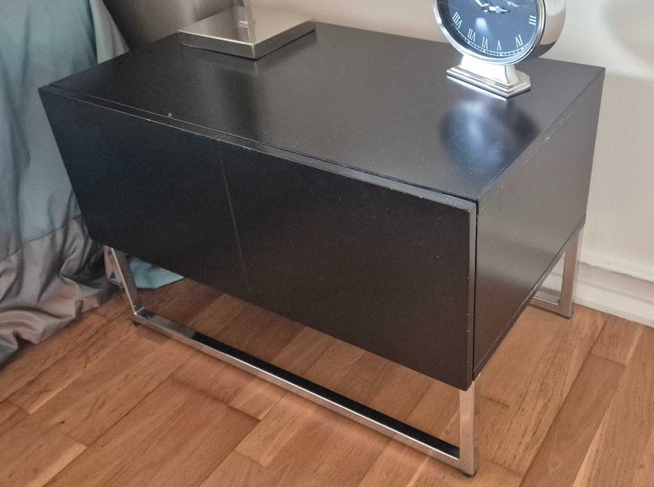 Mesa de cabeceira de cor preta