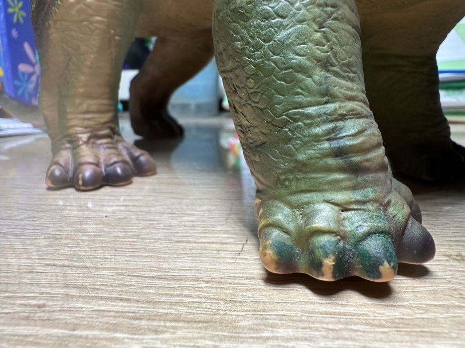 Динозавр гумовий