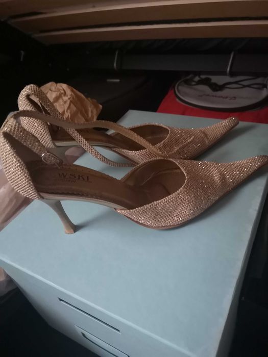 Sprzedam buty na Sylwestra w kolorze złotym rozmiar 39