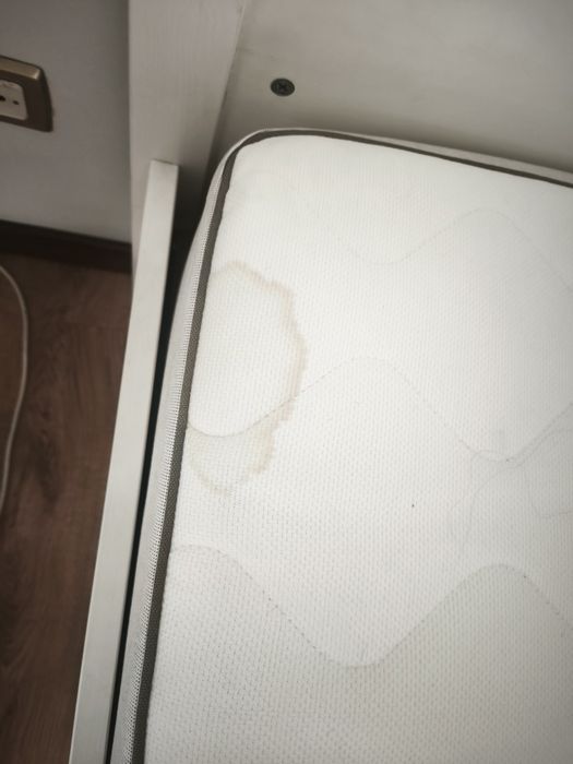 Cama com colchão e estrado