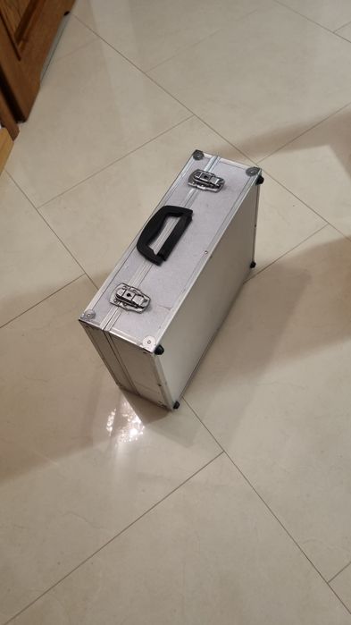 Aluminiowa walizka segregator na akcesoria monterskie mechanik