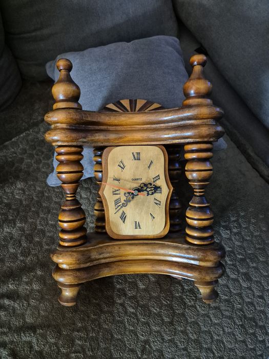 Drewniany zegar kominkowy / stołowy – styl retro, kwarc, sprawny