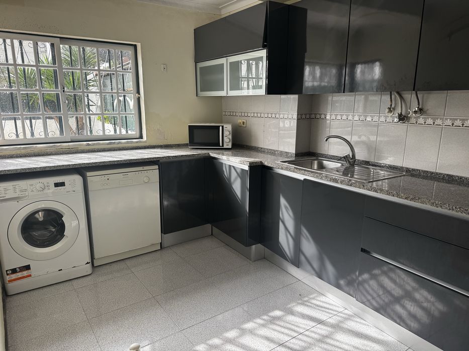 Arrenda se V5 com quintal