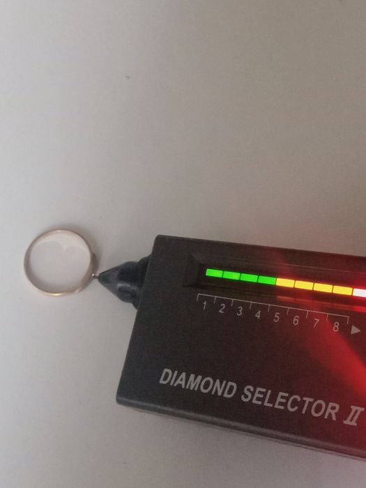 Продам золотое кольцо с бриллиантом.