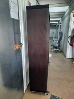 Estante Wengué com rodas