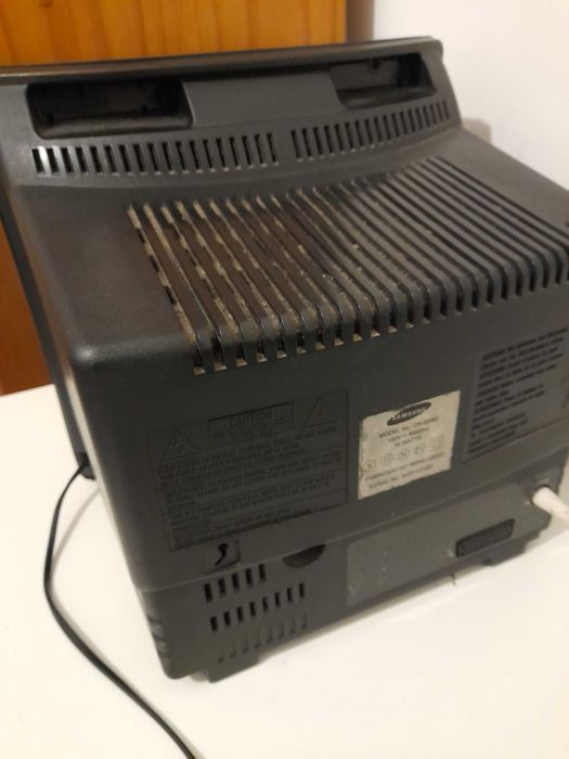 Televisão CRT Samsung com comando e a funcionar