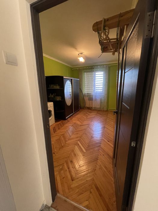 4-кімнатна квартира в центрі міста Виноградів. Третій поверх. 82 кв.м