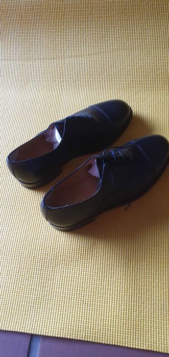 Sapatos modelo militar.