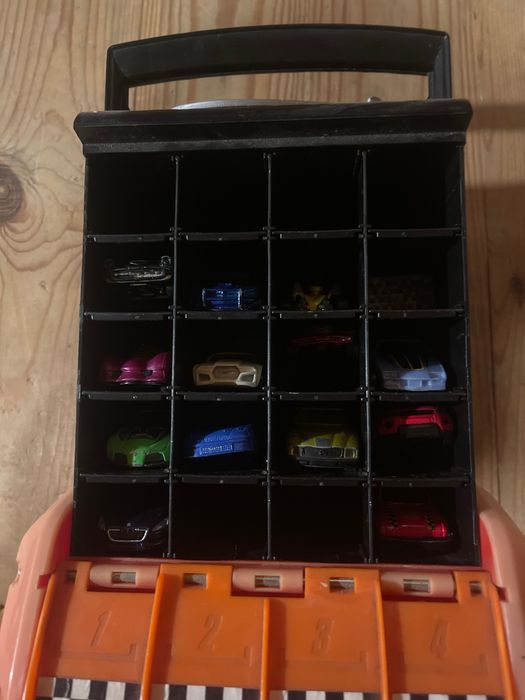 Кейс с коллекцией Hotwheels