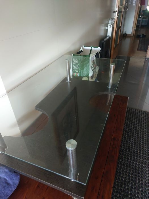 Mesa de vidro com pes madeira