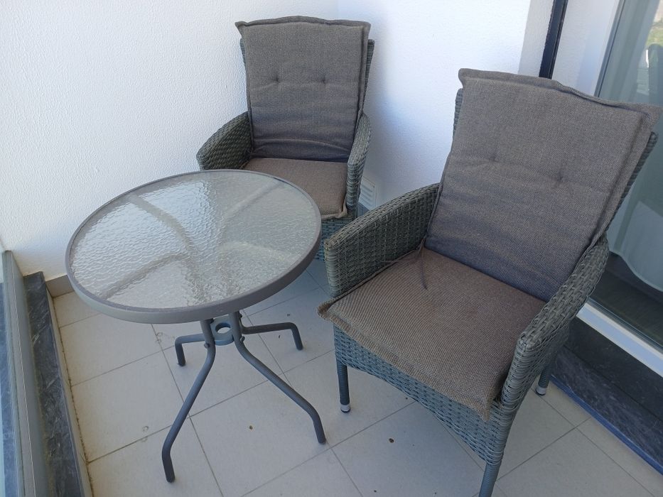 Mesa com duas cadeiras