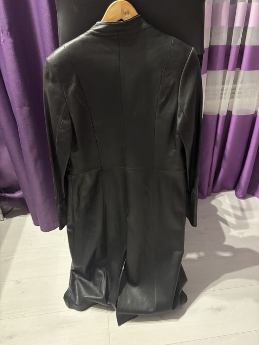 Чорний шкіряний плащ