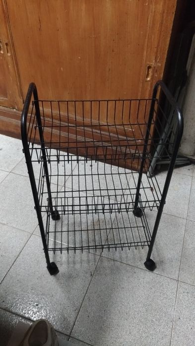 Carrinho organização ou prateleira aramada de metal preto  com três