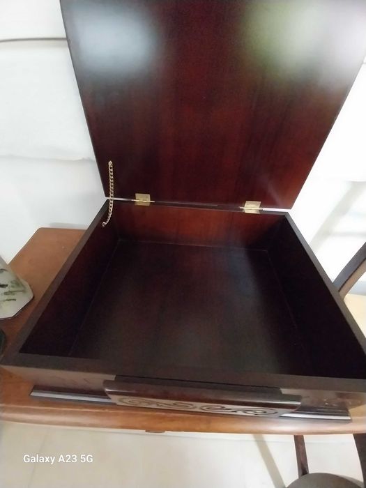 caixa em madeira com suporte para livro/atril